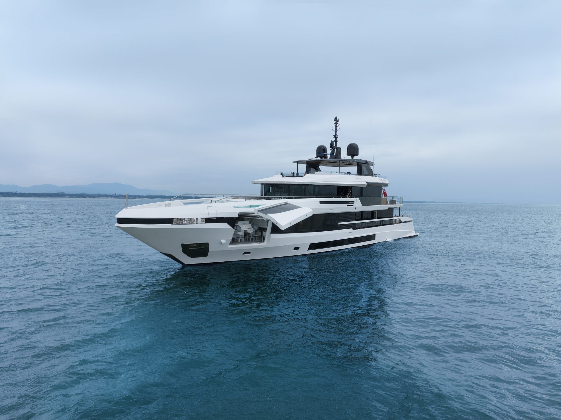 Yacht Mangusta naviga in acque aperte