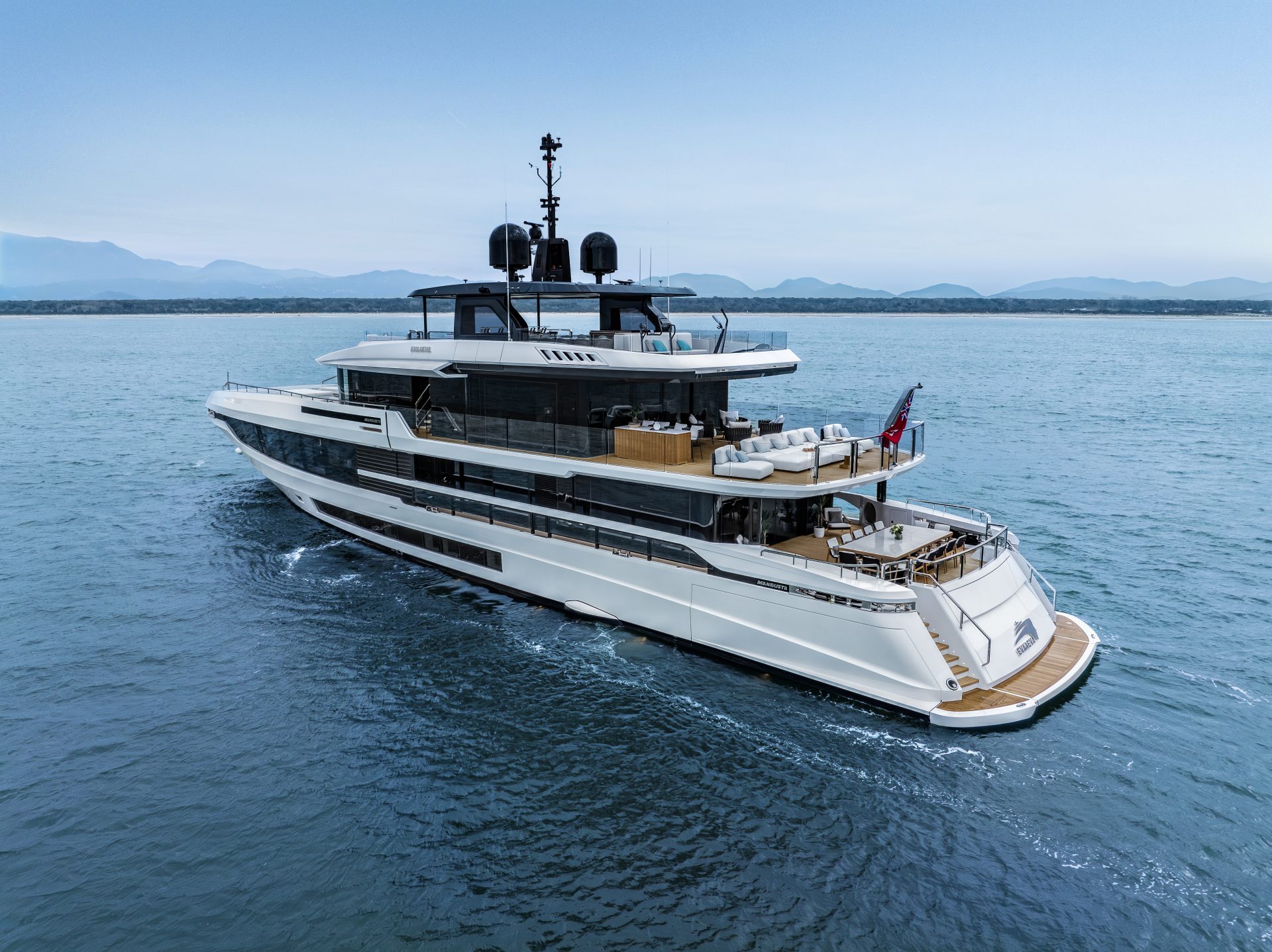Yacht di lusso Mangusta in navigazione sul mare.