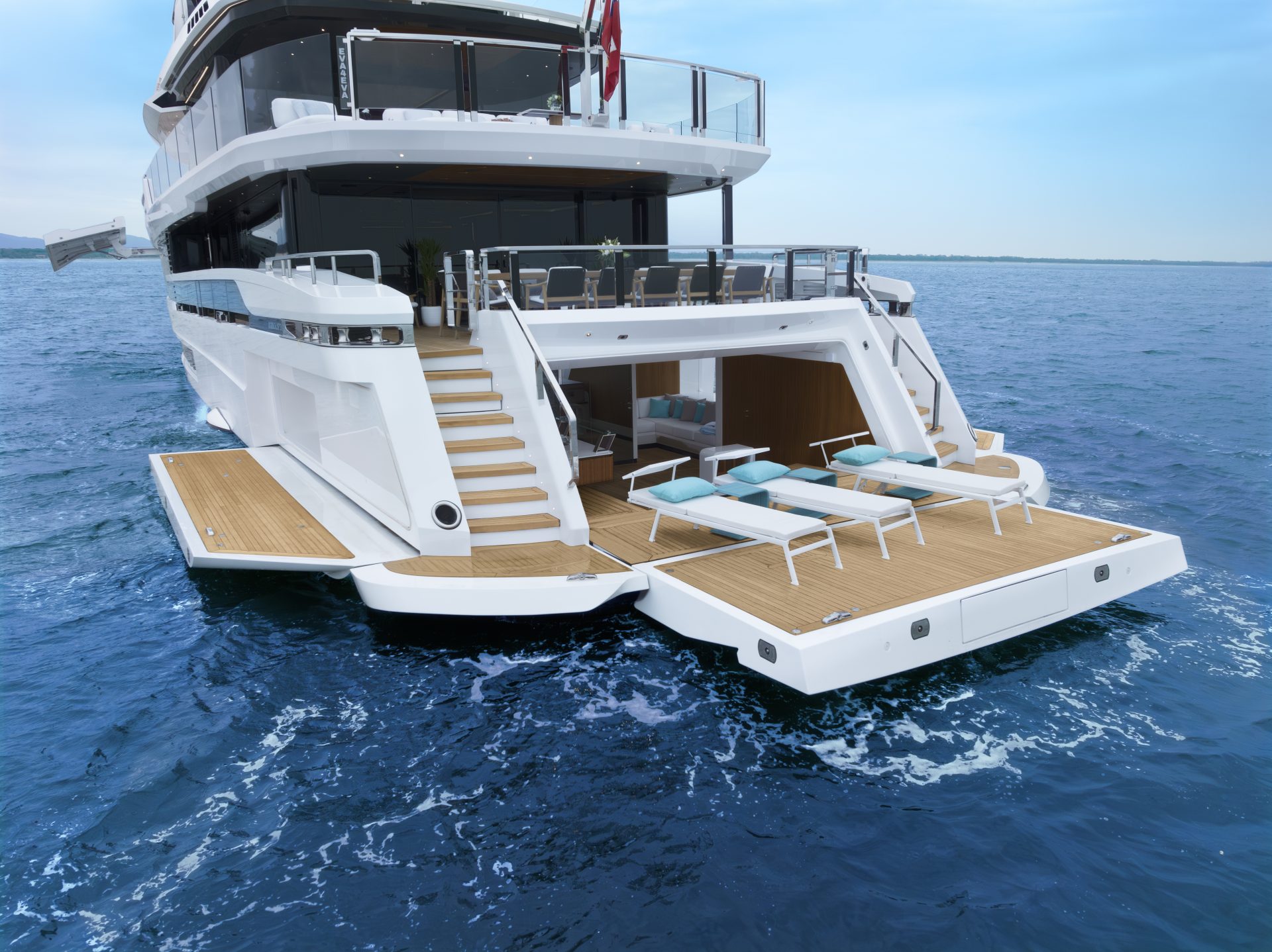 Ponte di poppa di uno yacht Mangusta sull'acqua.