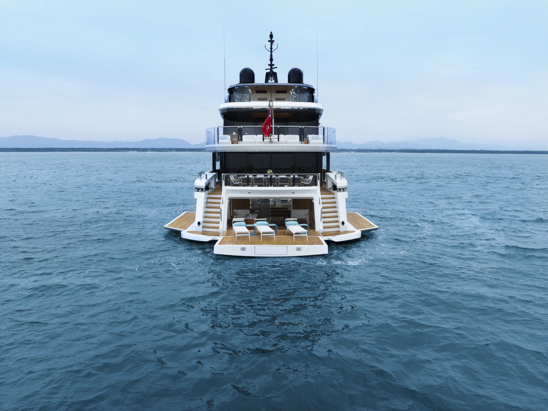 Yacht Mangusta Yachts naviga sul mare aperto