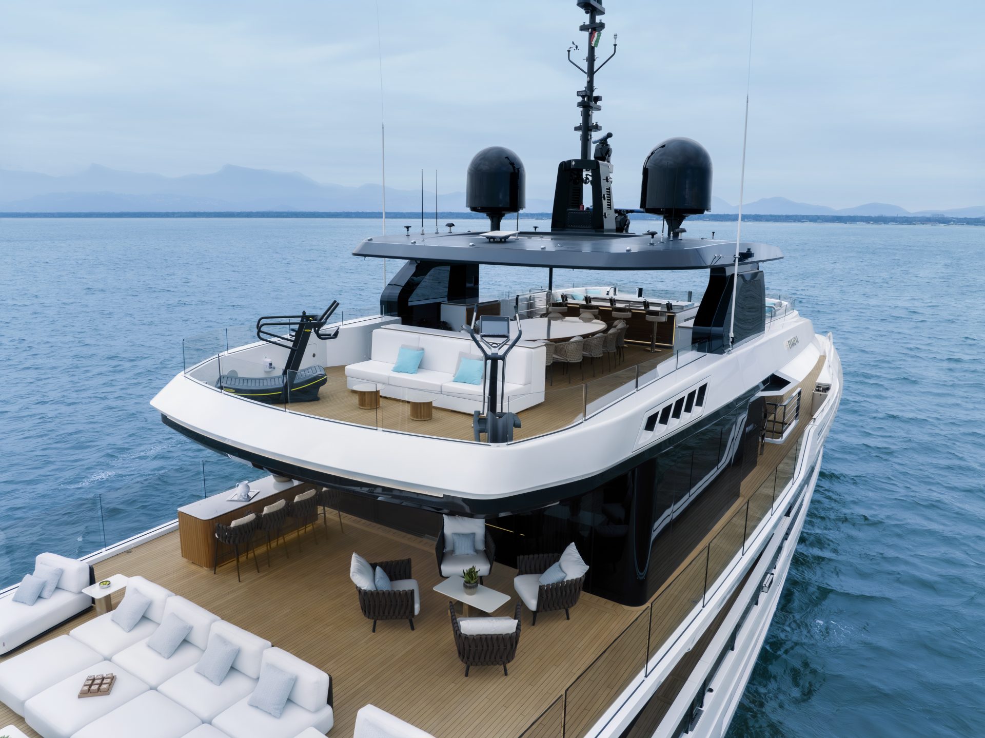 Yacht Mangusta con ampi spazi all'aperto sul ponte.