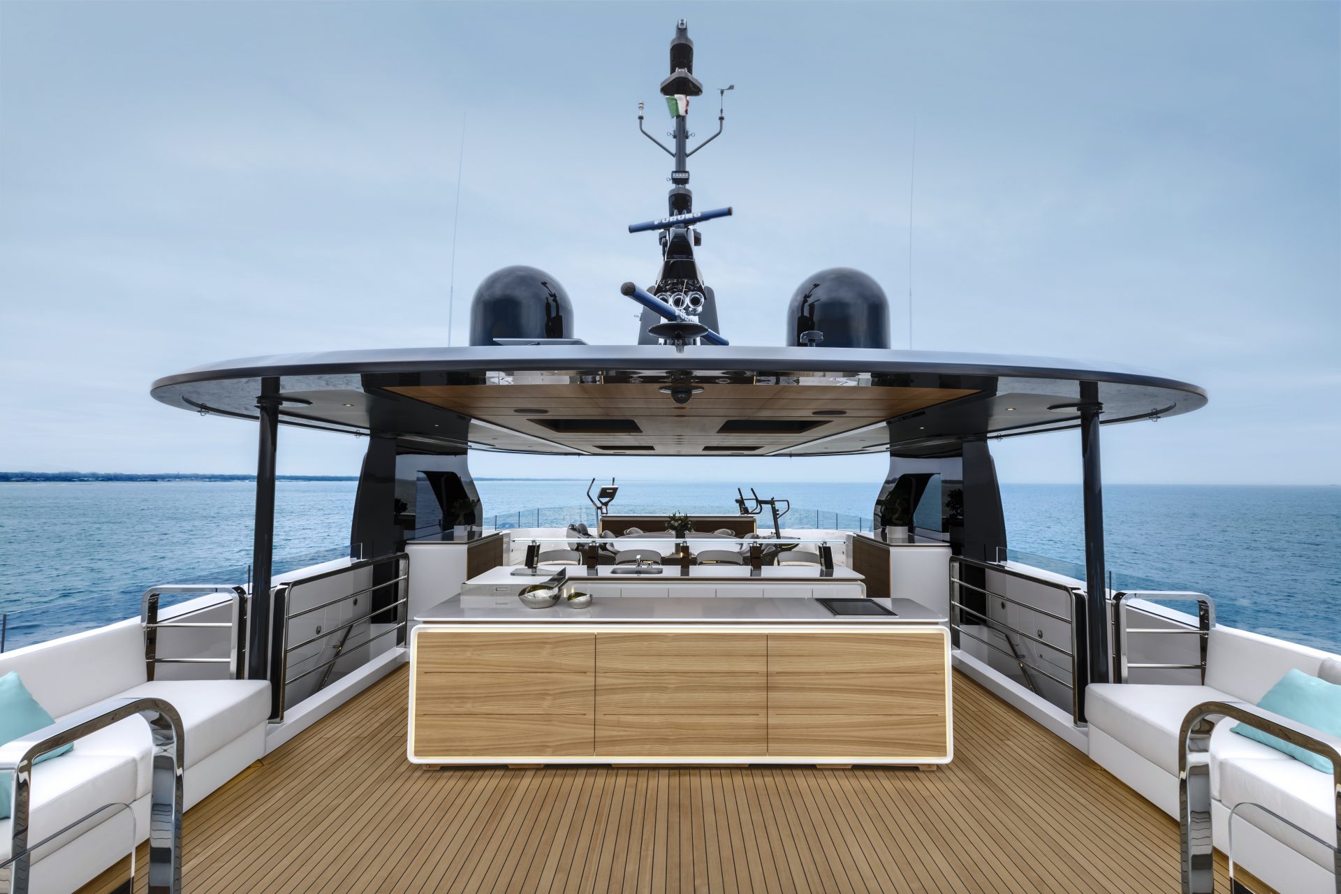 Mangusta Yachts, ponte di lusso su mare aperto