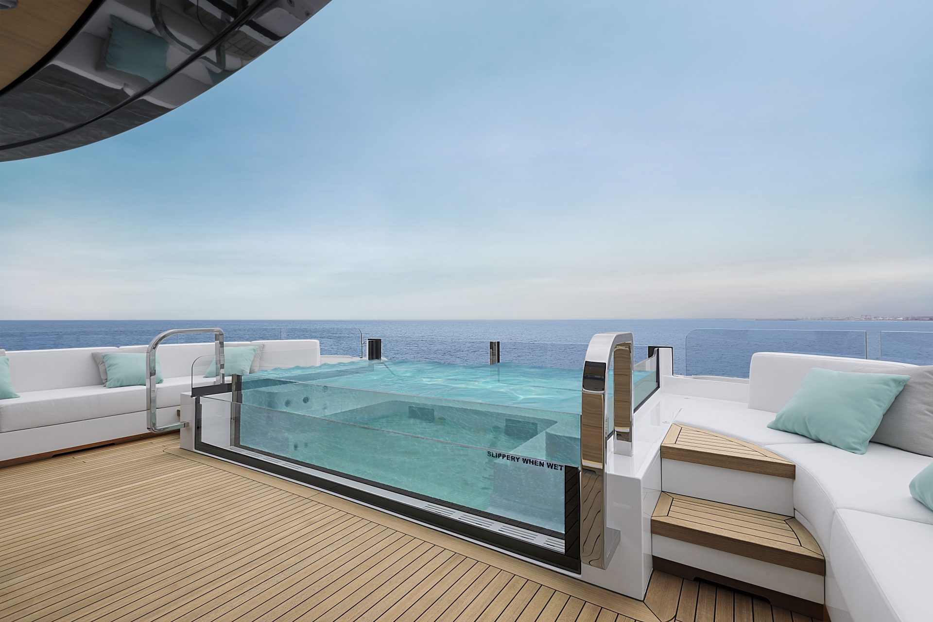 Piscina su yacht Mangusta con vista sul mare