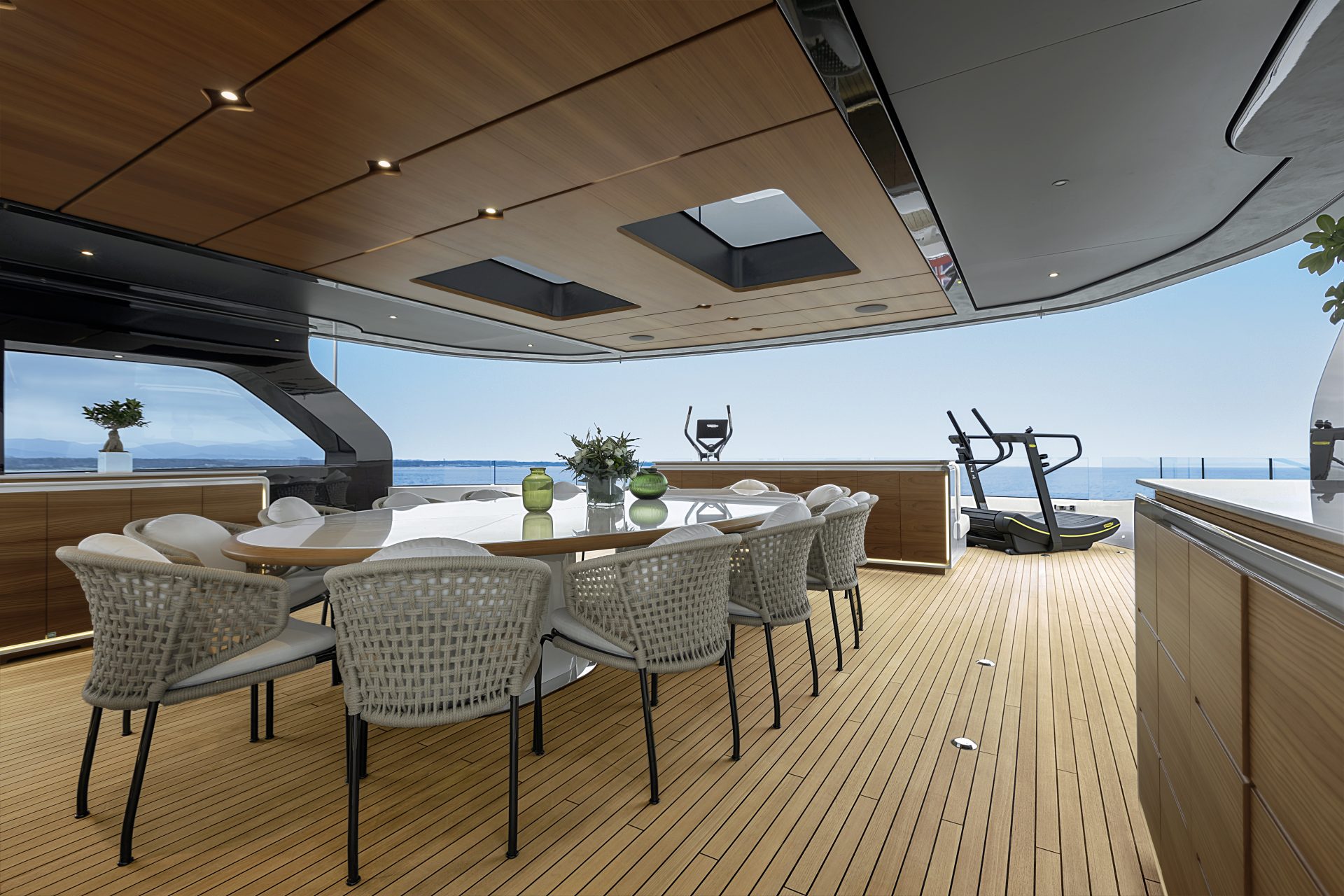 Sala da pranzo esterna su yacht di lusso Mangusta