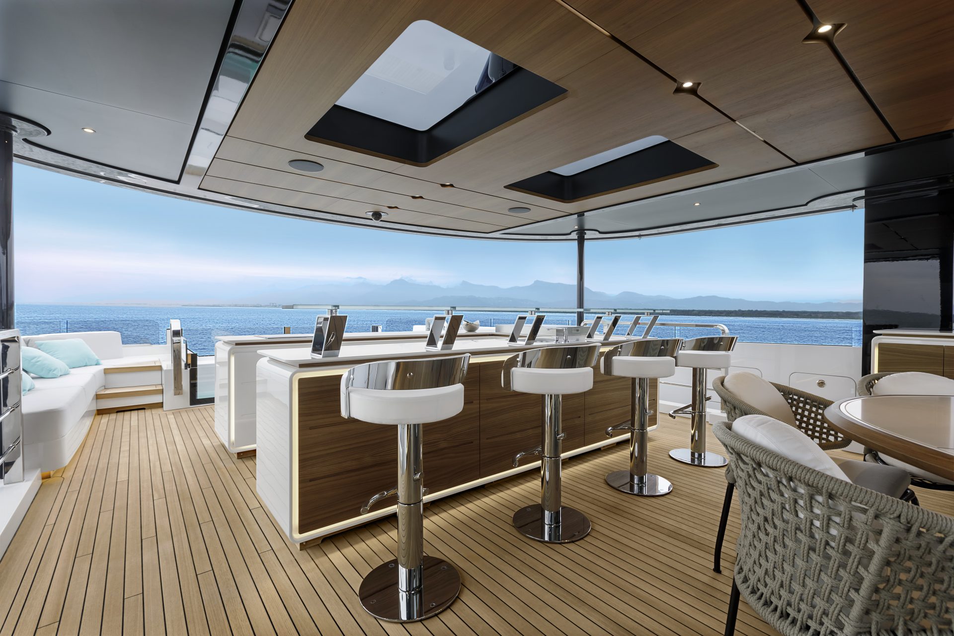 Yacht Mangusta: elegante lounge con vista mare.