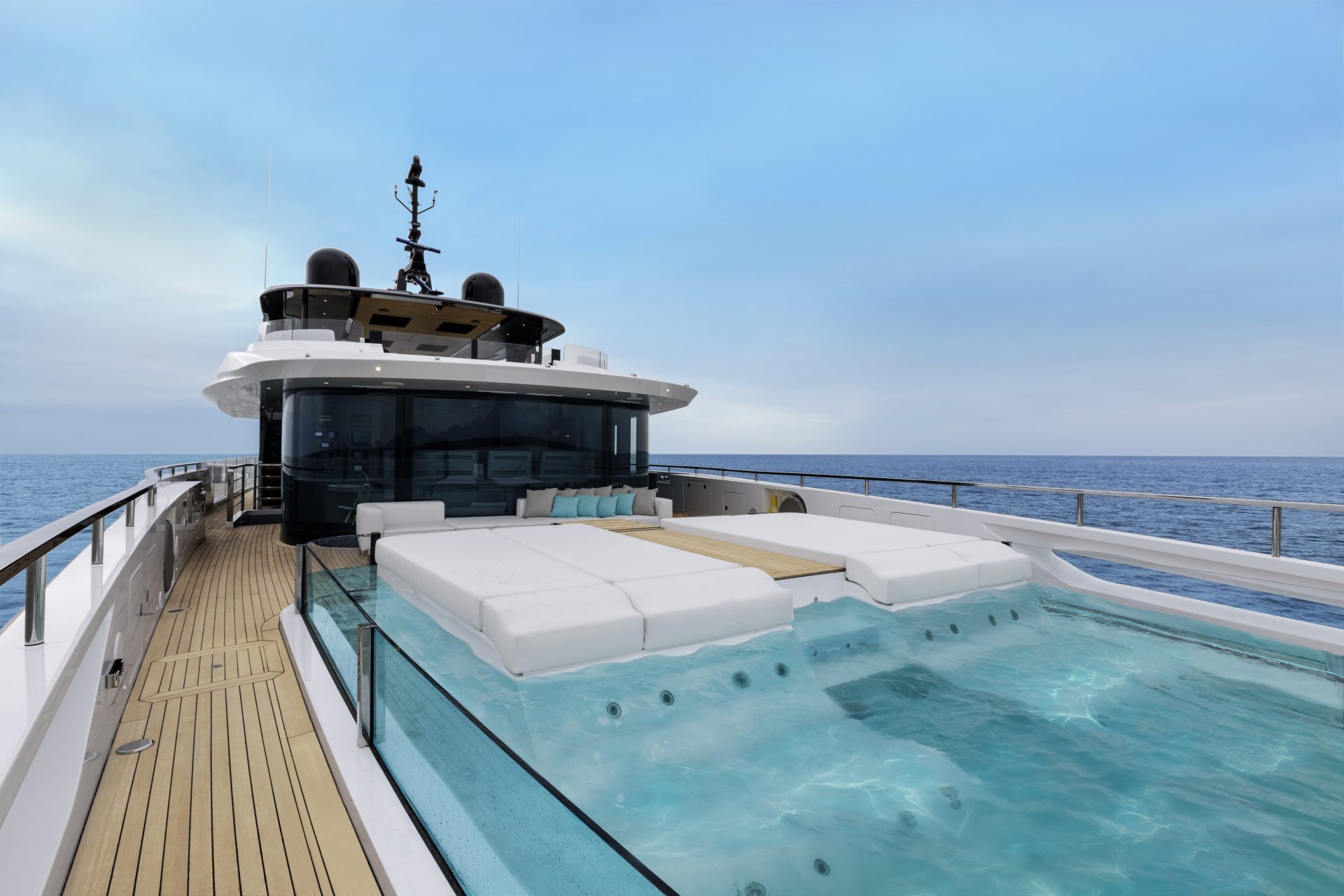 Jacuzzi lussuosa a bordo di Mangusta Yachts