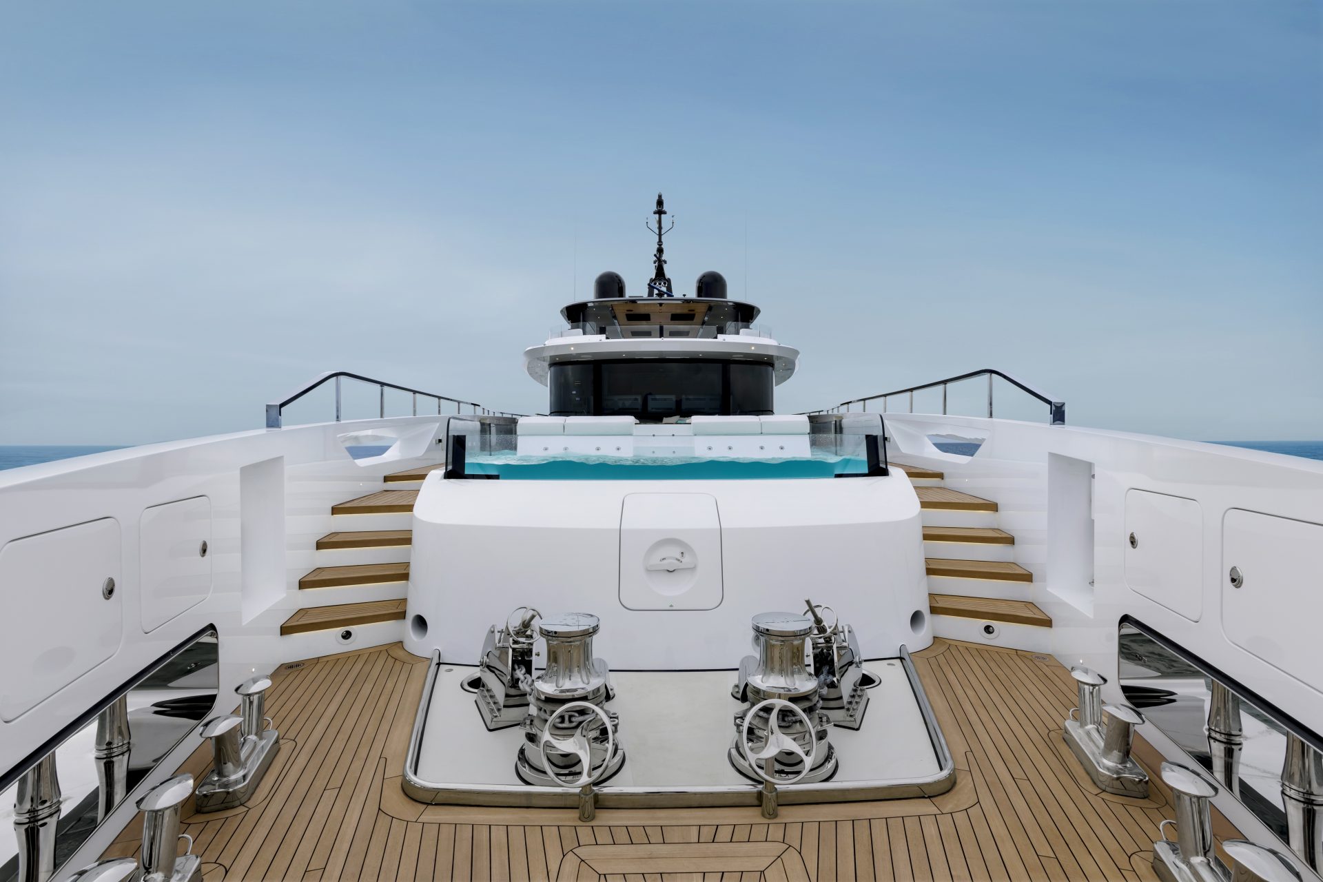 Ponte yacht Mangusta con piscina e cielo sereno.