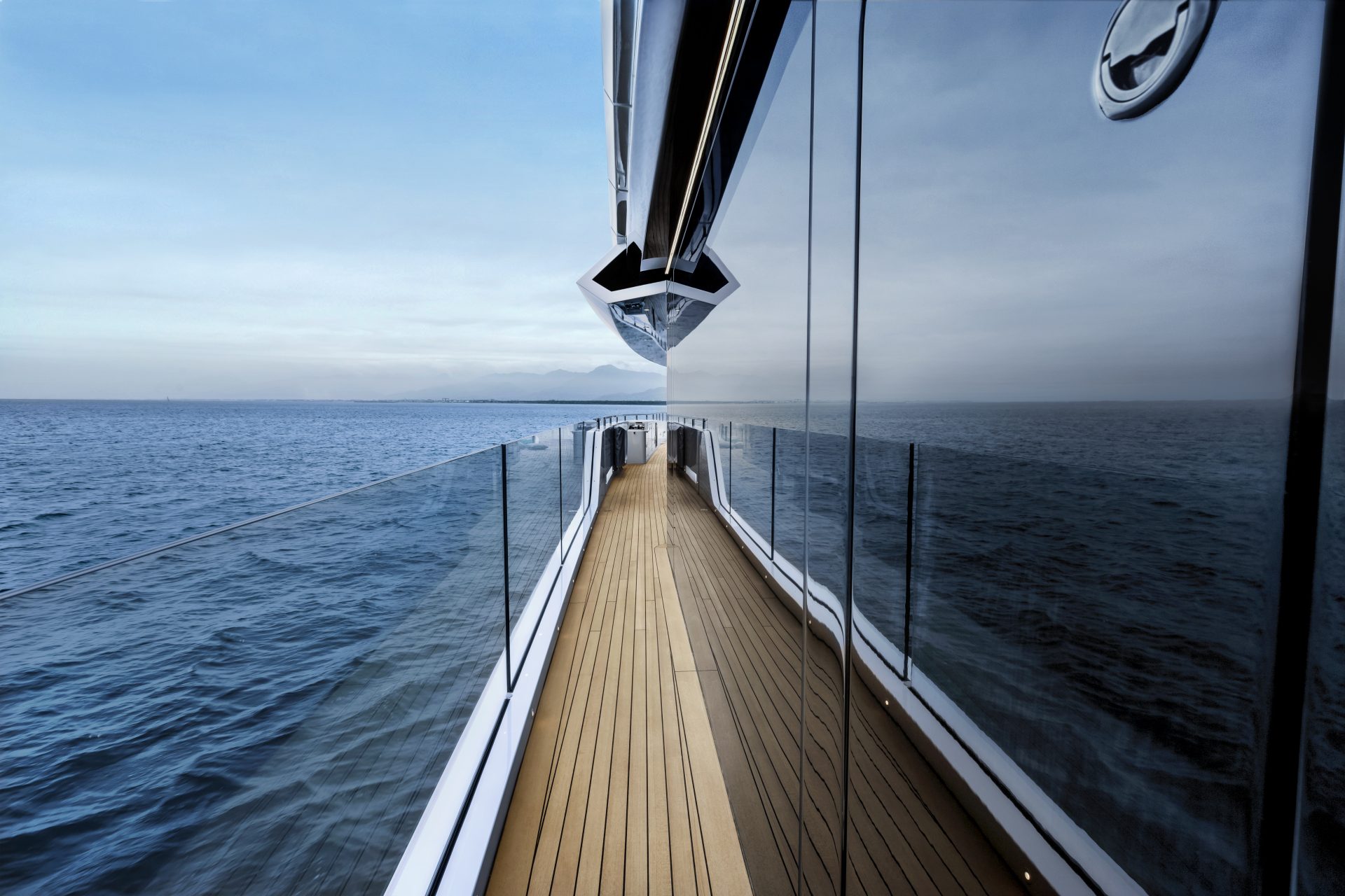 Passerella yacht Mangusta sul mare azzurro.