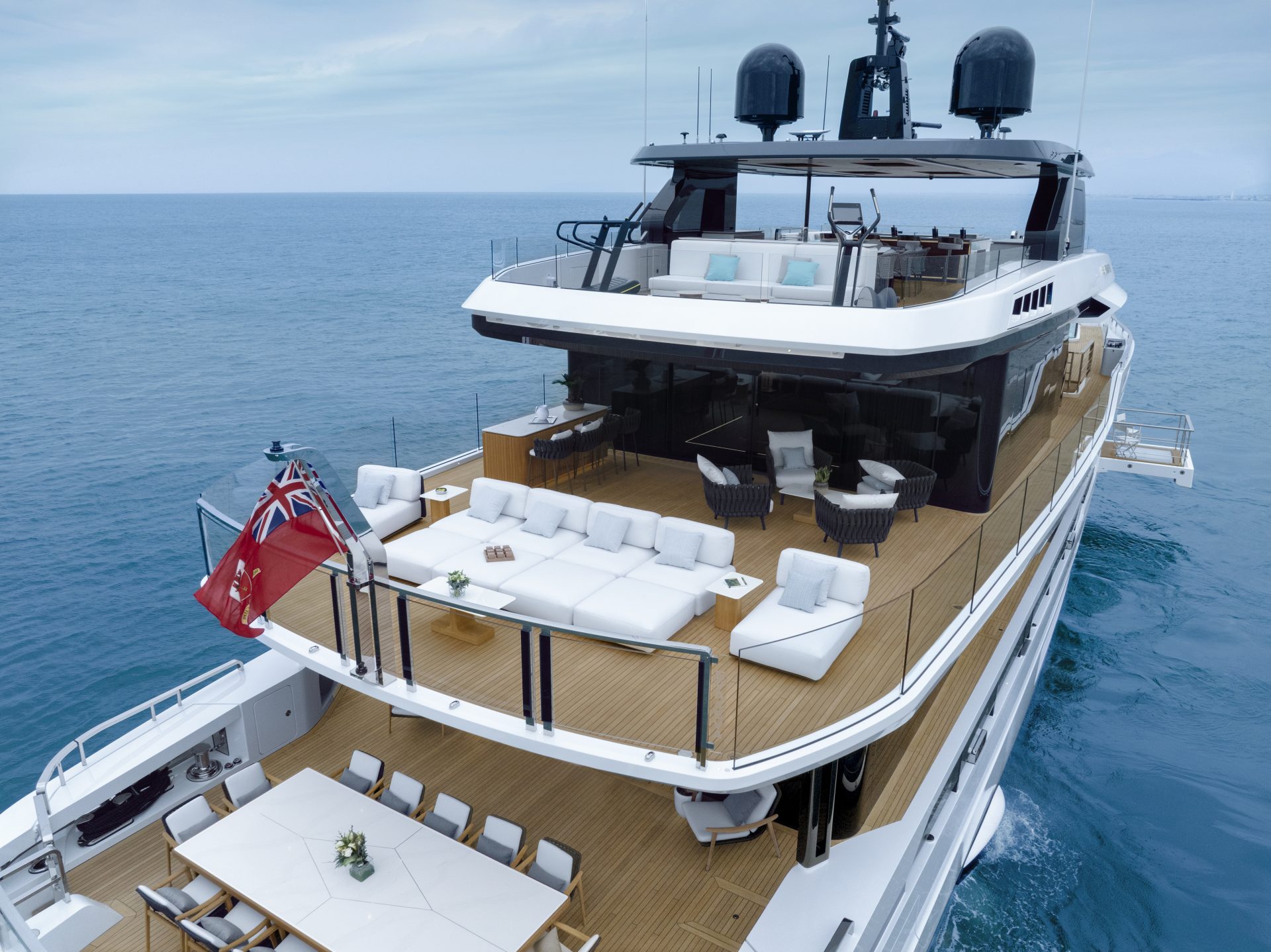 Yacht Mangusta con terrazza lussuosa e vista mare.