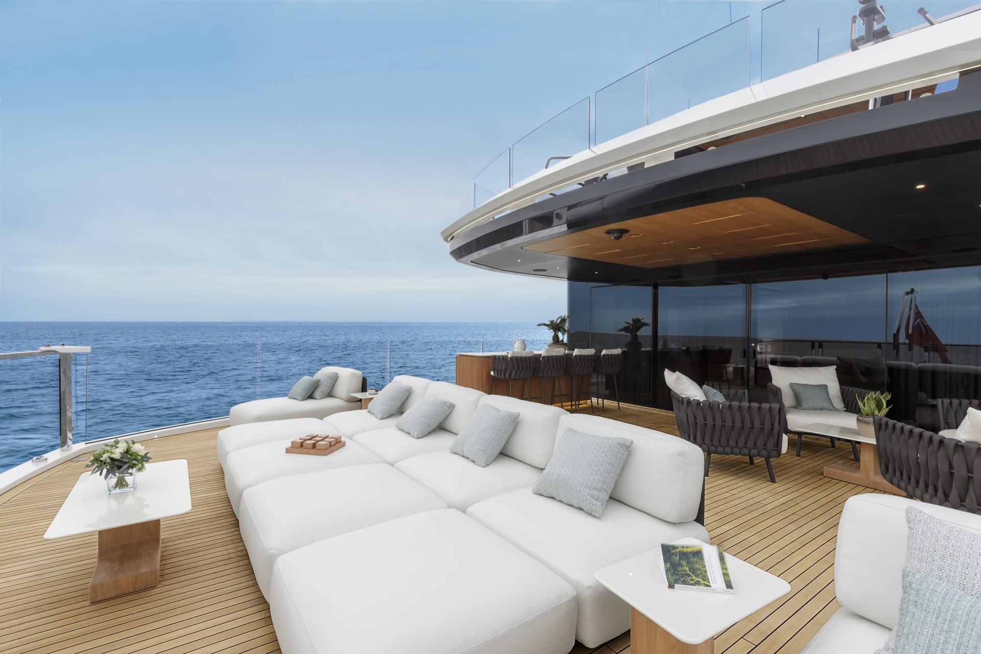Terrazza yacht Mangusta con vista sul mare.