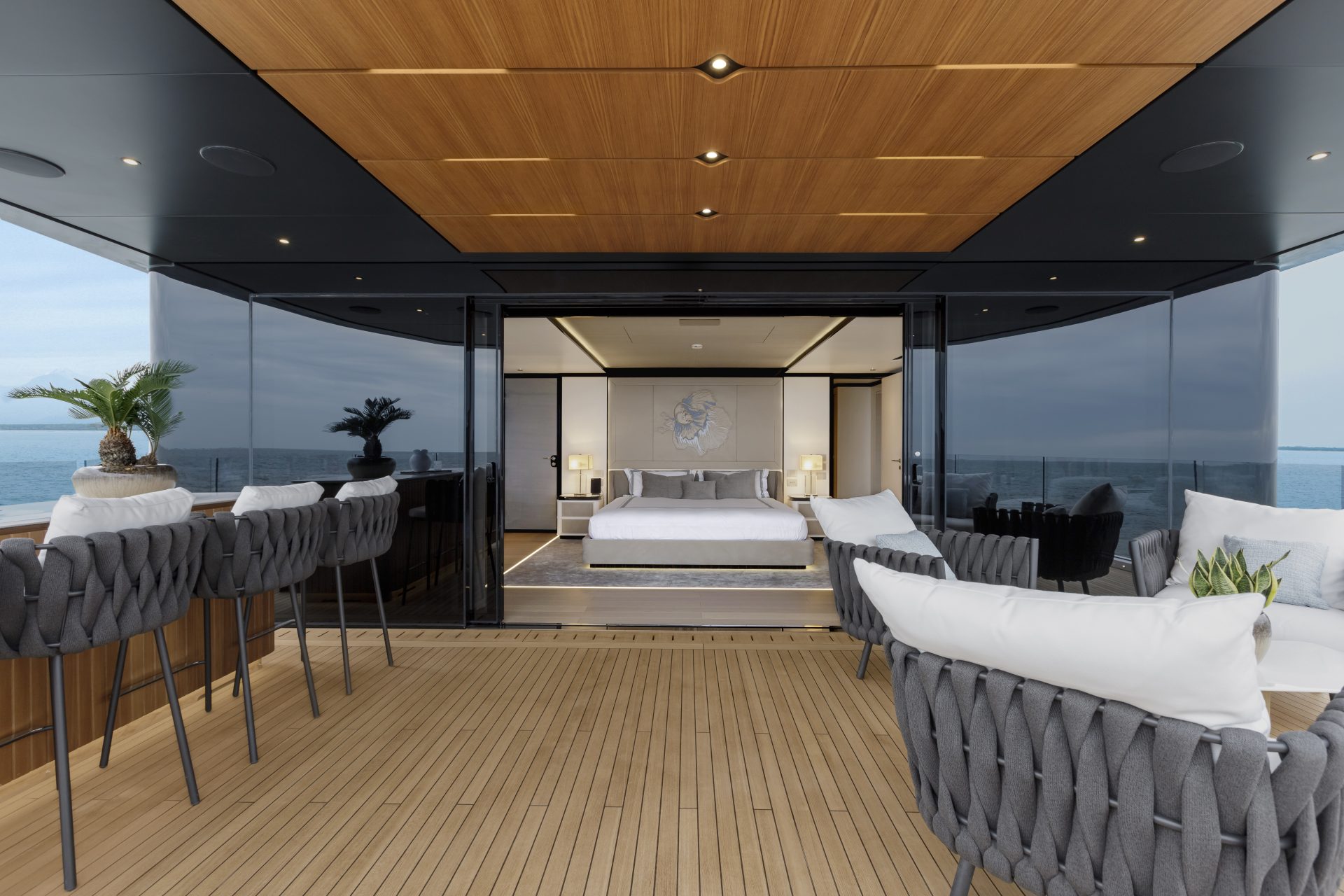 Interni lussuosi sul ponte di uno yacht Mangusta