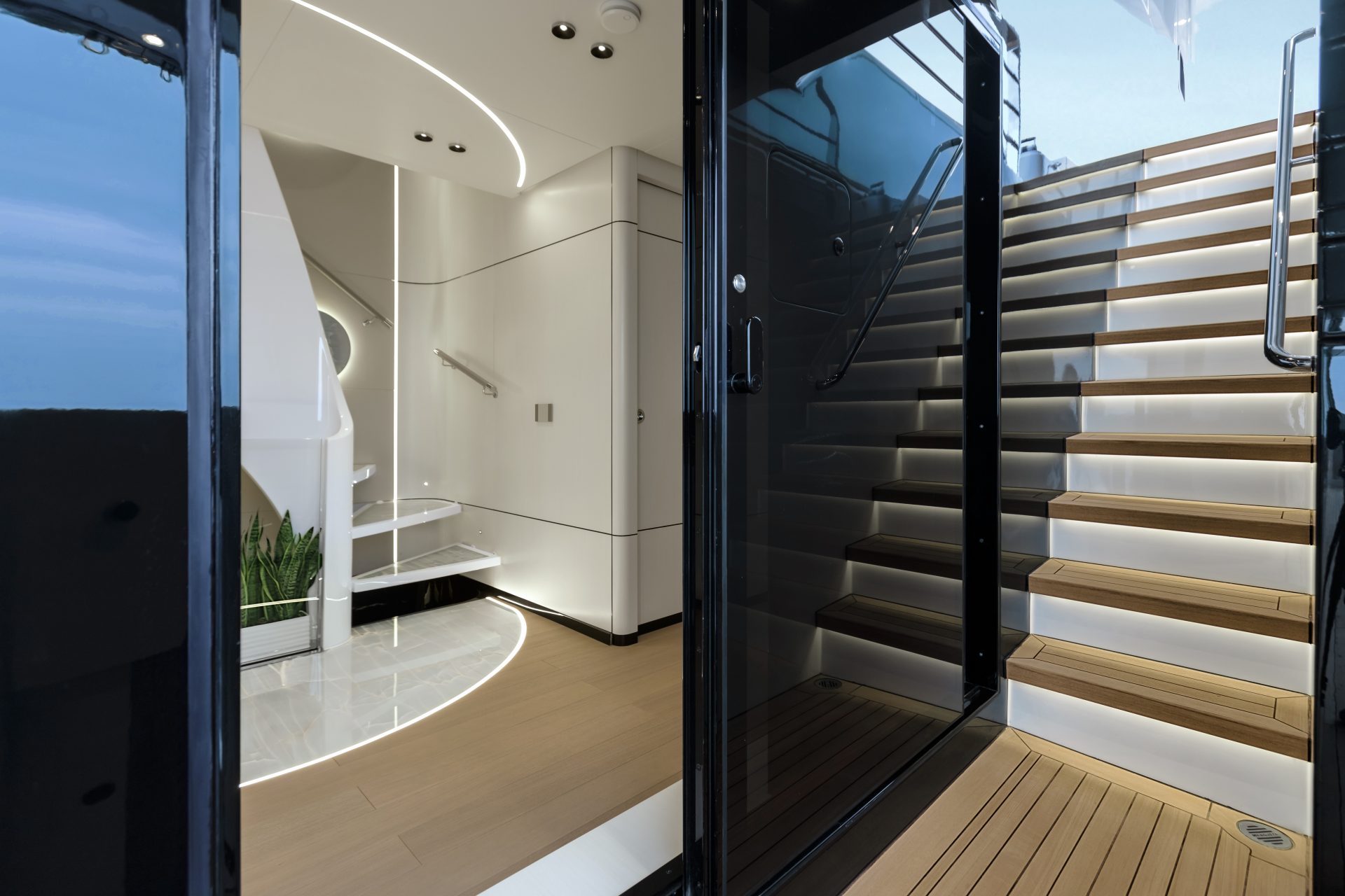 Scala interna elegante in yacht Mangusta.