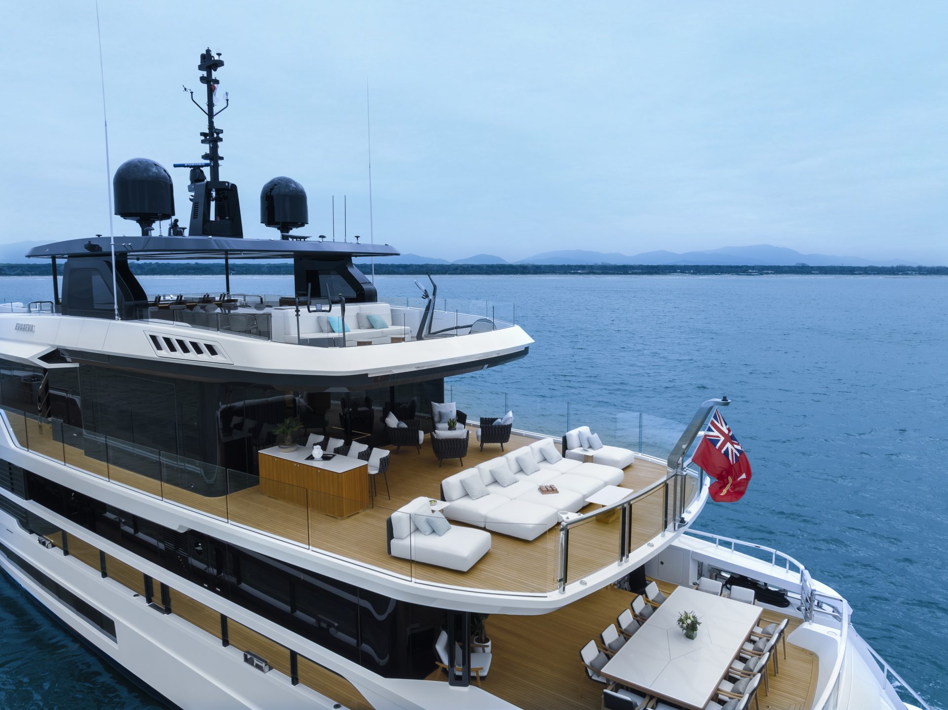 Yacht Mangusta con ponte arredato sul mare.
