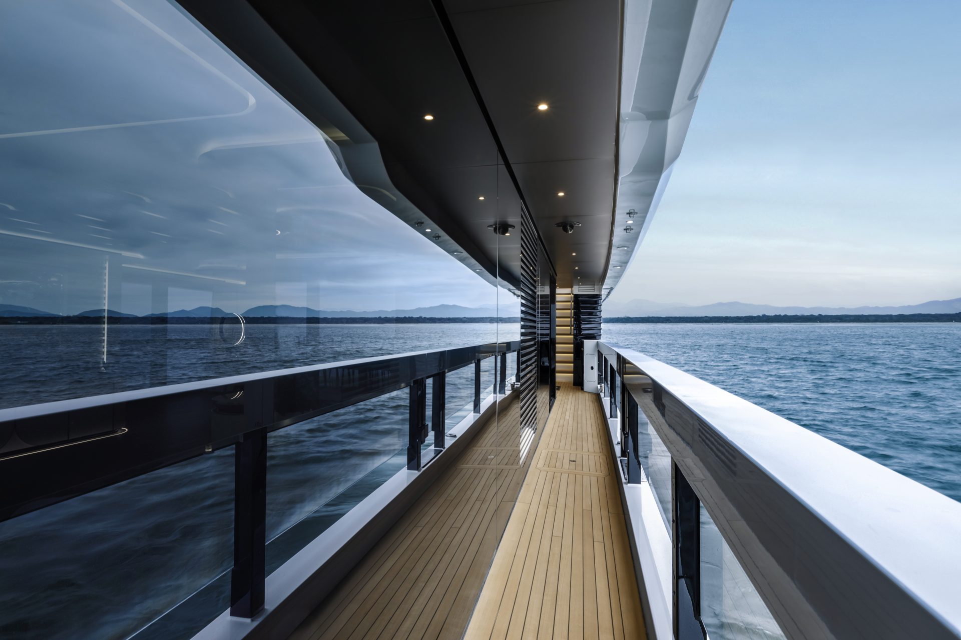 Camminamento laterale su yacht Mangusta vista mare