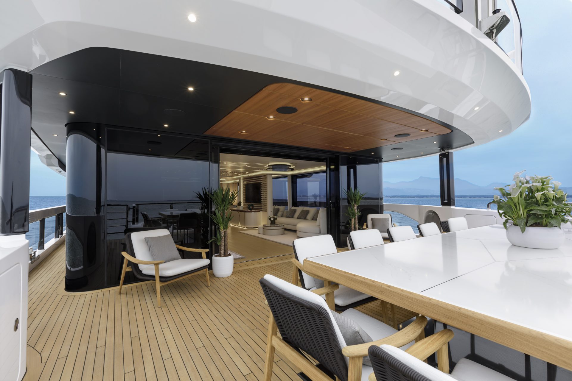 Interni eleganti del ponte superiore di Mangusta Yachts.