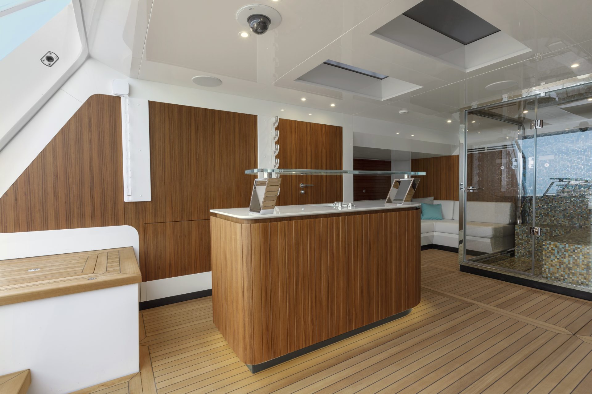 Interni eleganti di un Mangusta Yacht con legno pregiato.