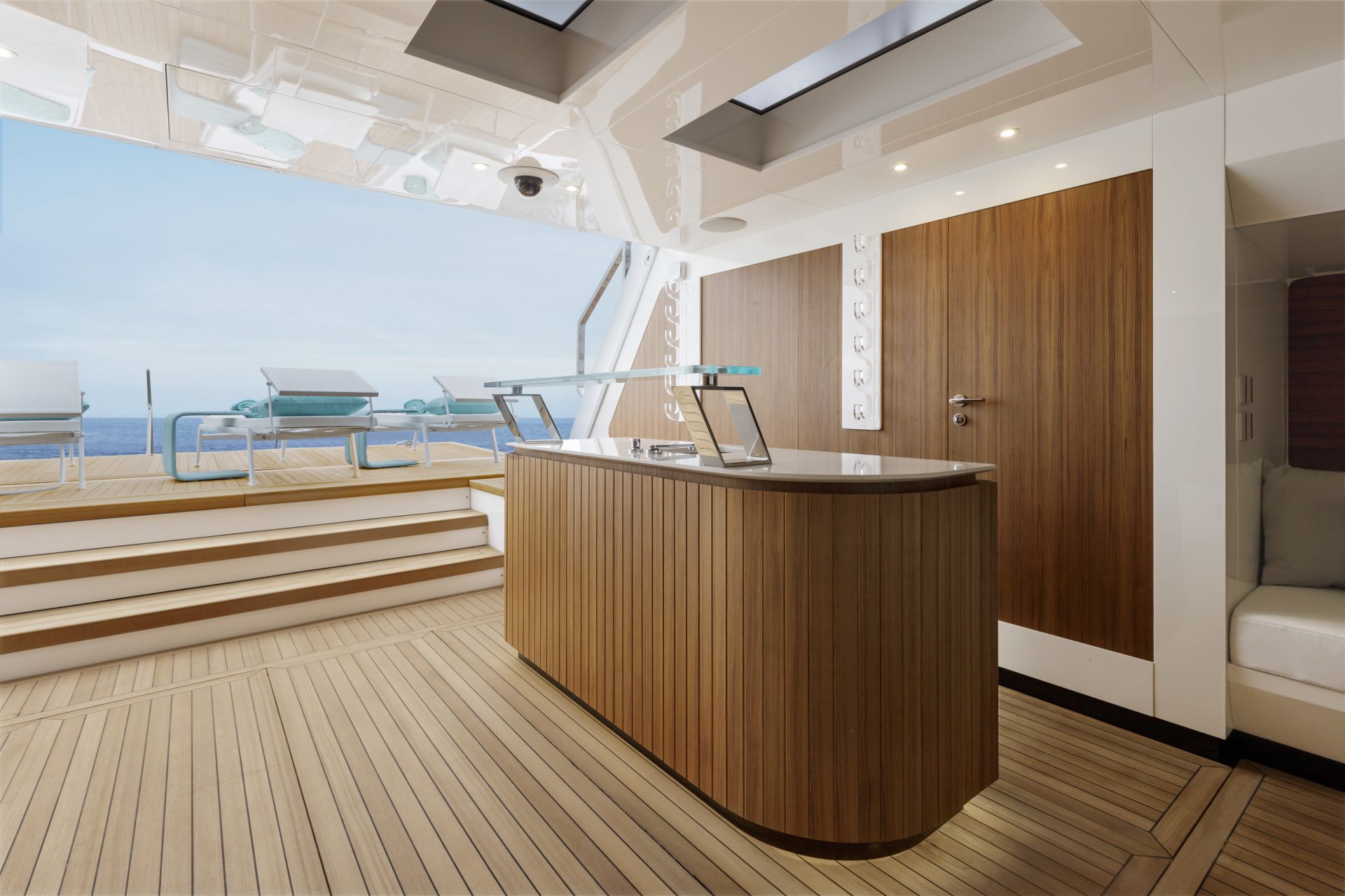 Interni di lusso sul ponte di uno yacht Mangusta