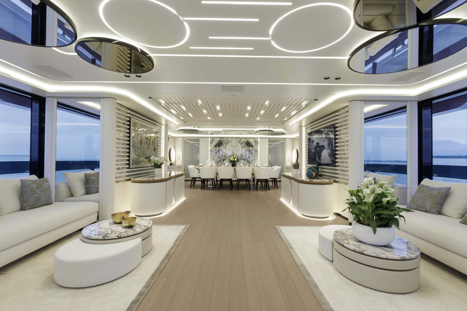 Interni eleganti del salone Mangusta Yachts