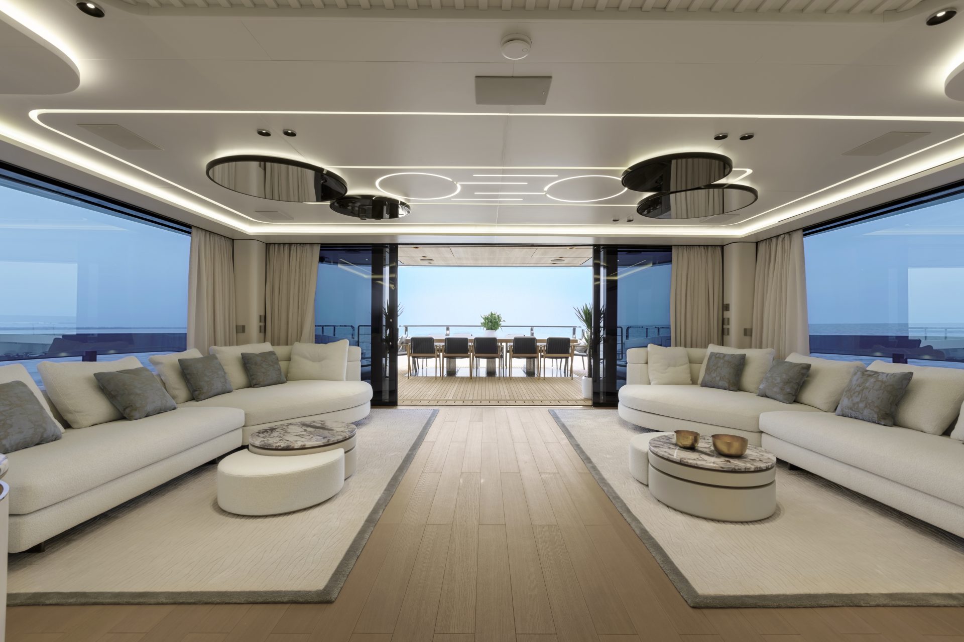 Lussuoso salone interno di Mangusta Yachts con vista mare.