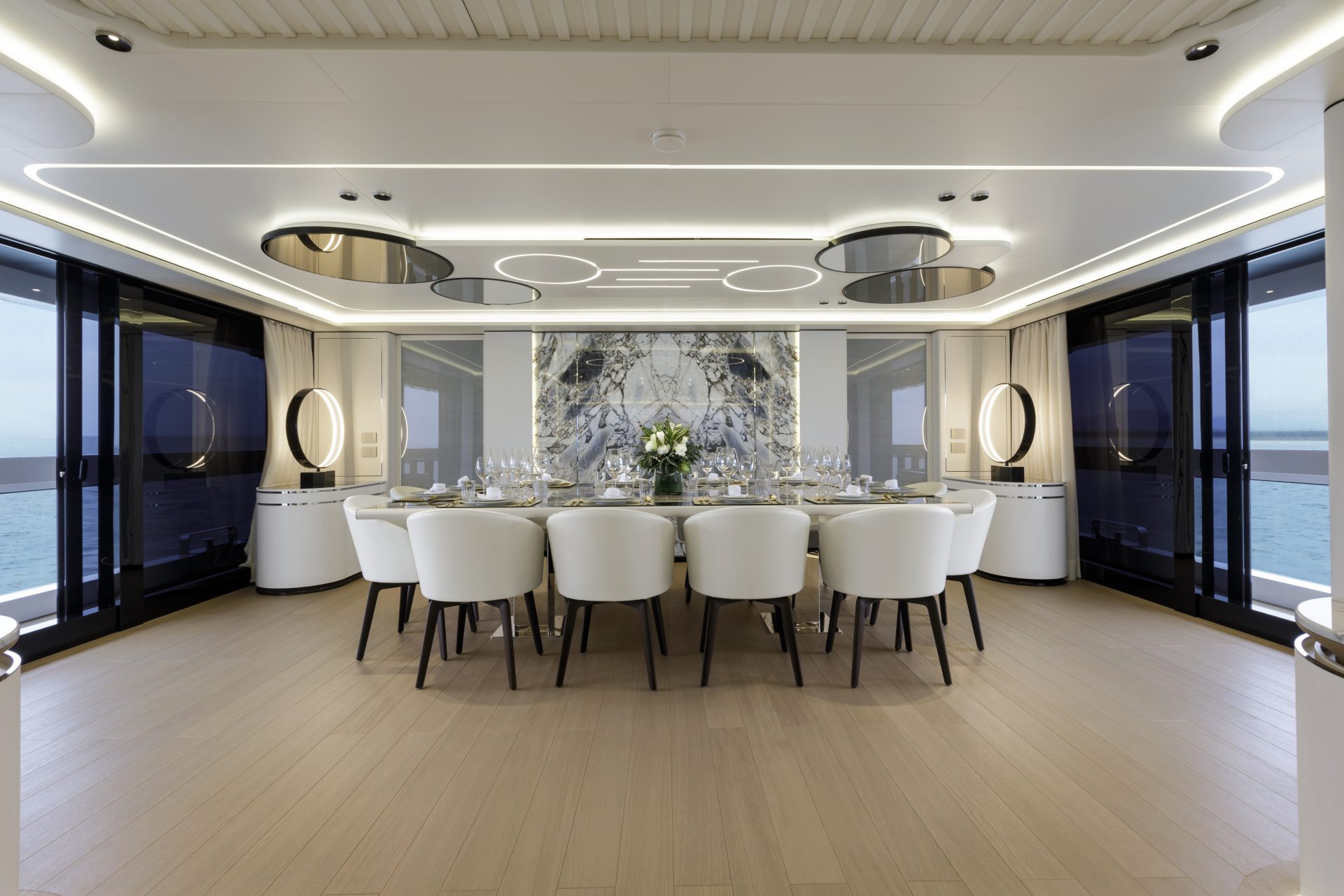 Sala da pranzo elegante su yacht Mangusta Yachts.
