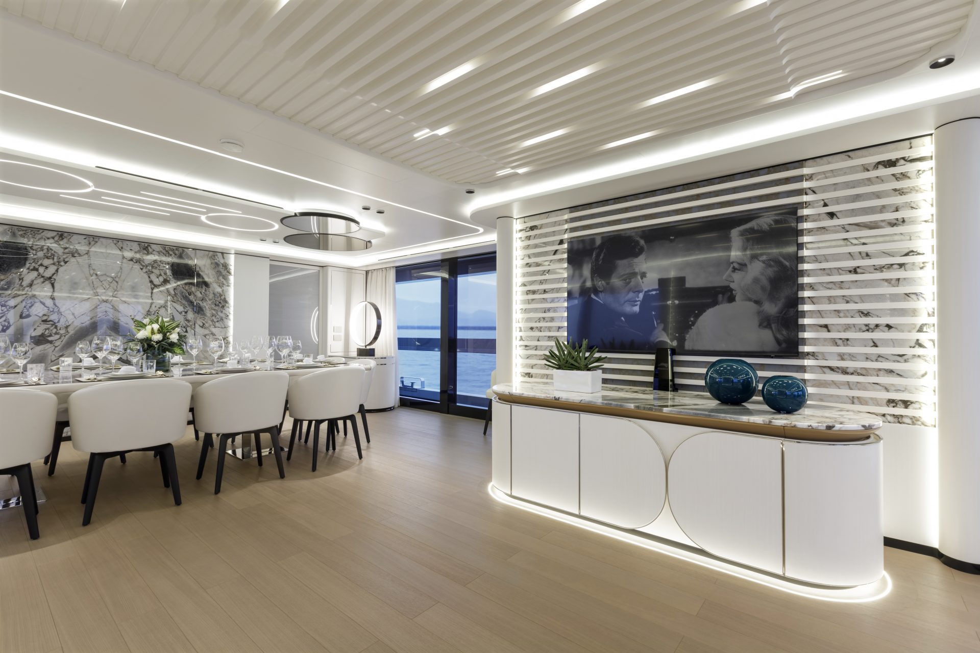 Elegante sala da pranzo su yacht di lusso Mangusta.