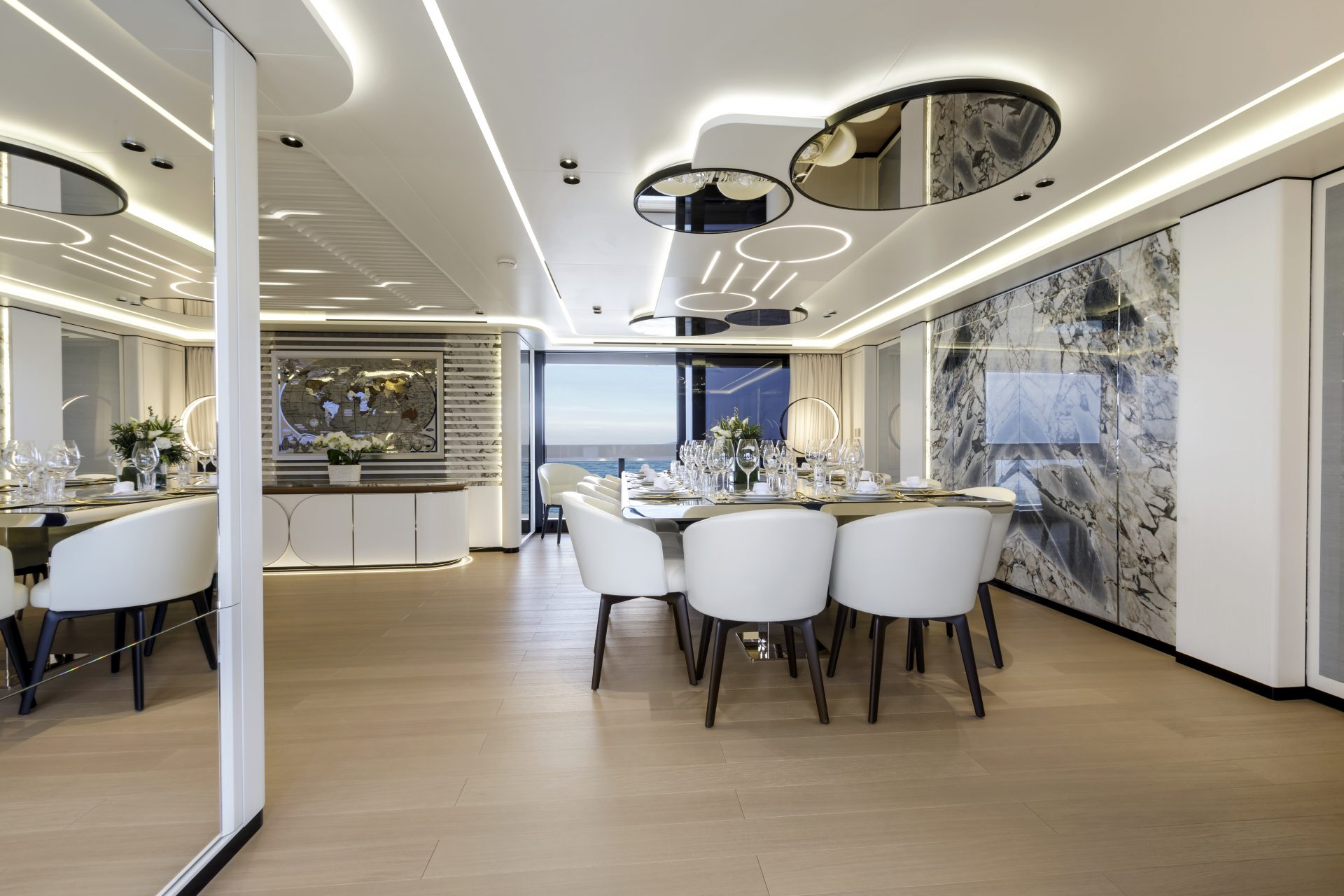 Interni lussuosi area pranzo yacht Mangusta