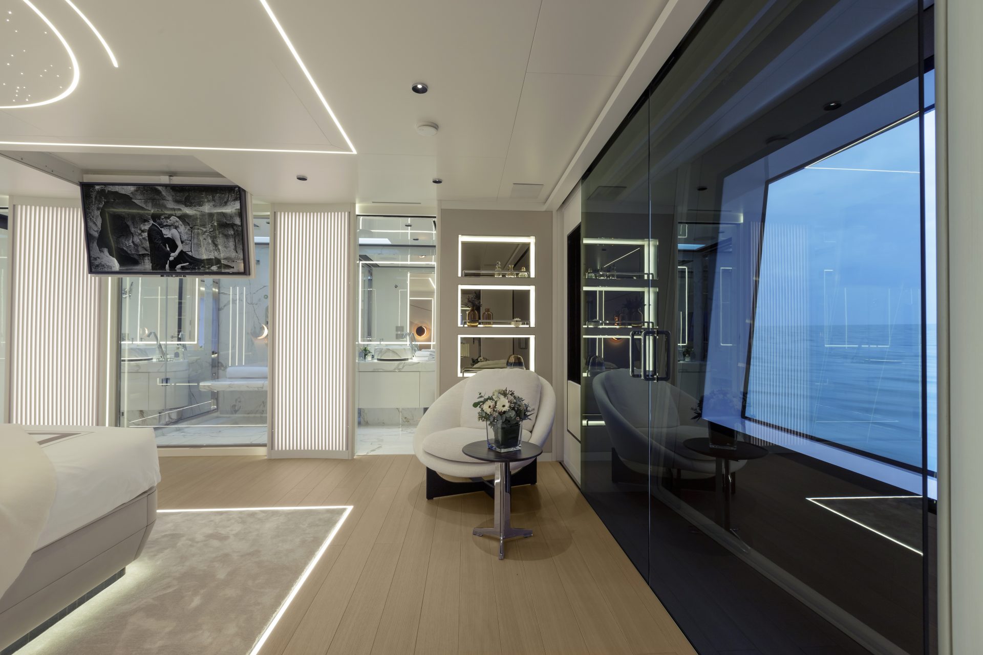 Interni eleganti di uno yacht Mangusta al tramonto.