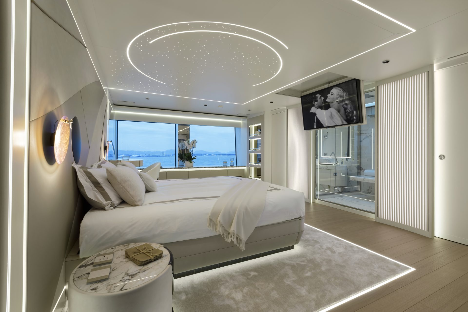 Cabina lussuosa Mangusta Yachts con vista mare.