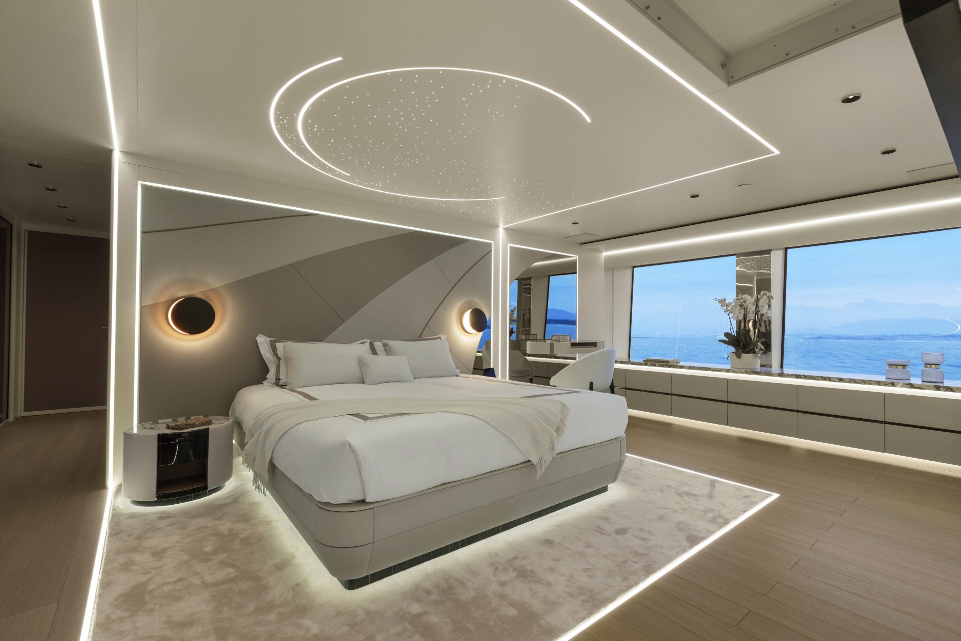 Camera da letto di lusso su yacht Mangusta Yachts.