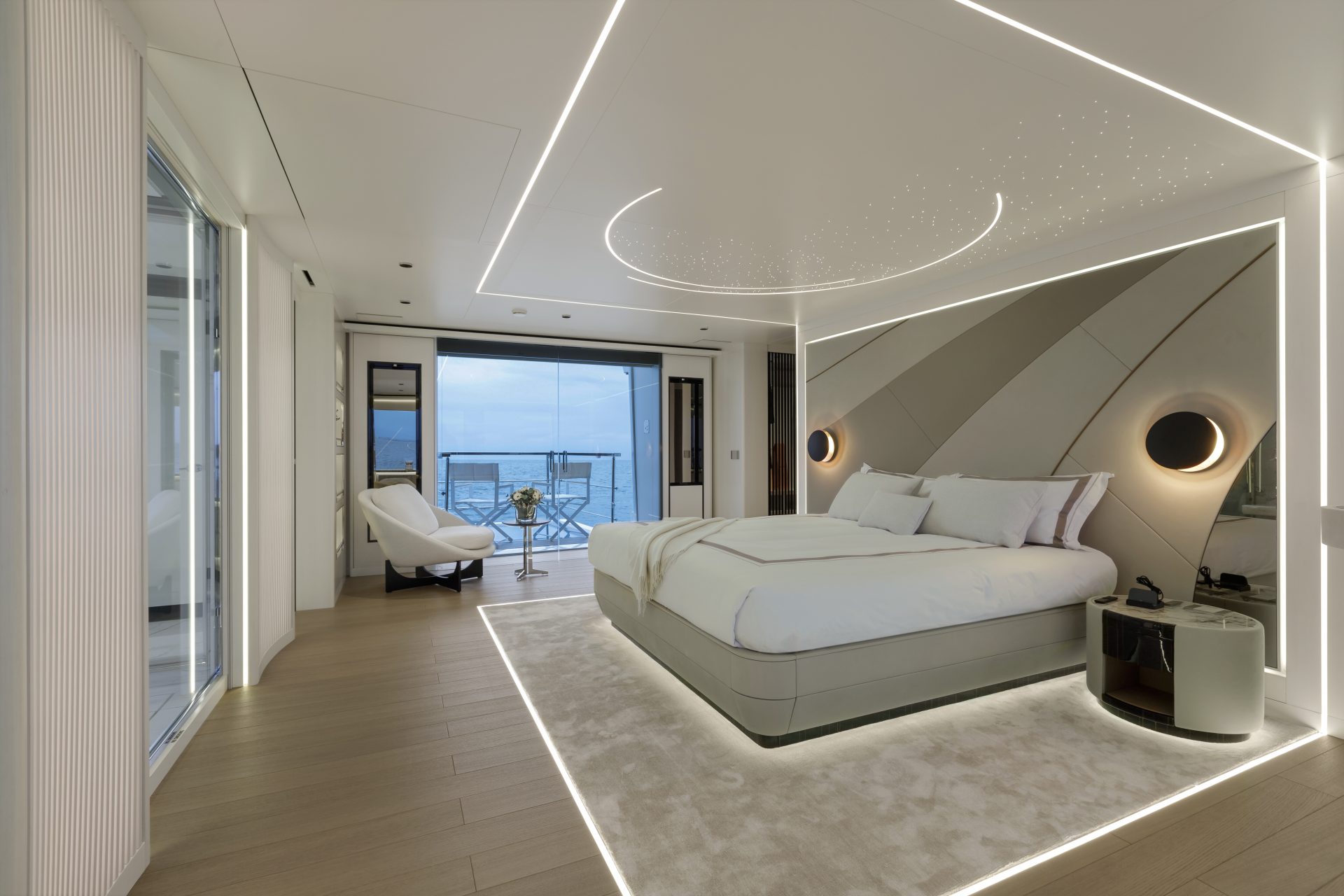 Camera lusso Mangusta Yachts con vista mare