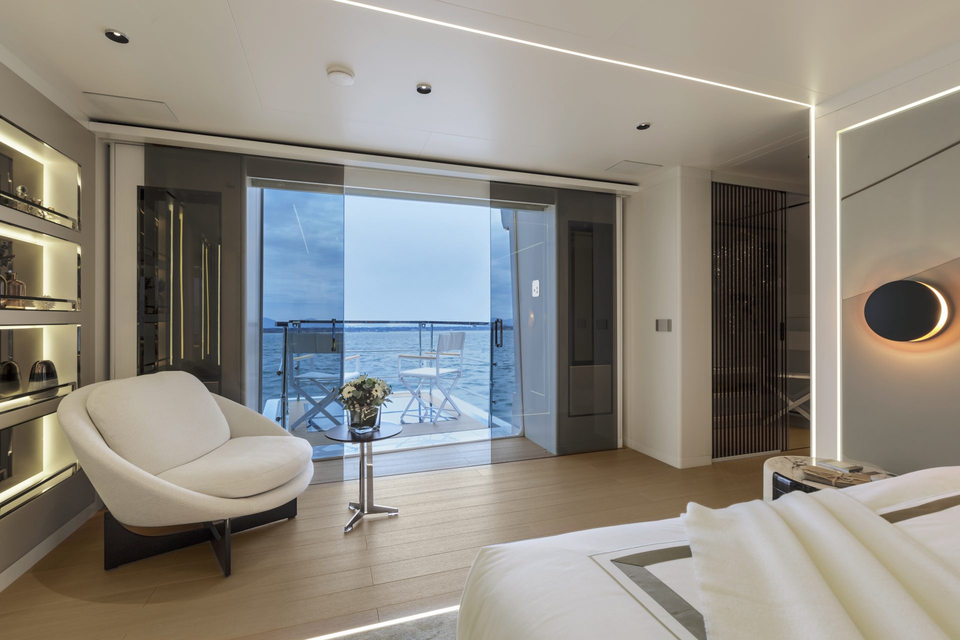 Interni moderni di lusso con vista mare.